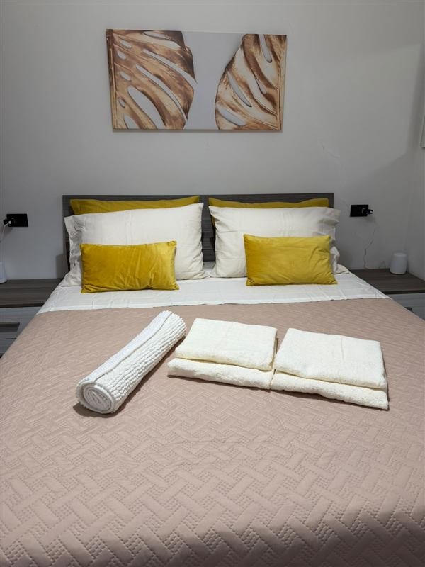 Letto con lenzuola e asciugamani puliti